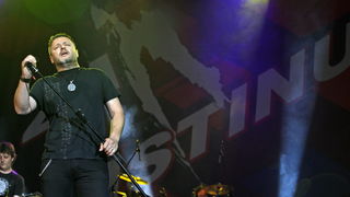 Split, 130610.
U Spaladium Areni odrzan je koncert na kojem je prikupljan novac koji ce biti iskoristen za pravnu pomoc hrvatskim generalima koji odgovaraju u Haagu i pred hrvatskim pravosudjem. Nastupali su Thompson, Oliver Dragojevic, KUD Cambi, Dalmati Split, 130610.
U Spaladium Areni odrzan je koncert na kojem je prikupljan novac koji ce biti iskoristen za pravnu pomoc hrvatskim generalima koji odgovaraju u Haagu i pred hrvatskim pravosudjem. Nastupali su Thompson, Oliver Dragojevic, KUD Cambi, Dalmati