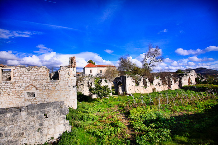 Vrana: Maskovica han, Foto: Leo Banic Vrana: Maskovica han, Foto: Leo Banic