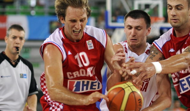 Bydgoszcz, 110909.
Dvorana Sport Arena Luczniczka.
Europsko prvenstvo u kosarci u Poljskoj, drugi krug natjecanja po skupinama 1.kolo grupe E Hrvatska protiv Rusije.
Na slici: Zoran Planinic i Marko Kasun.
Foto: Drago Sopta  / CROPIX