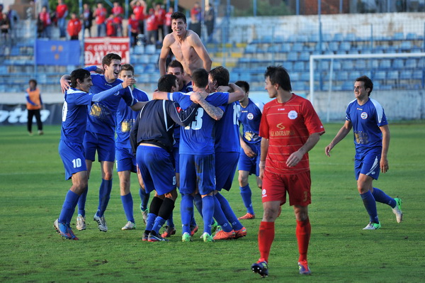 Zadar, 260513.
Stadion Stanovi.
Utakmica MAXtv 1. HNL izmedju Zadra i Splita.
Na fotografiji: slavlje nogometasa Zadra, Stipe Perica (bez majice).
Foto: Luka Gerlanc / CROPIX