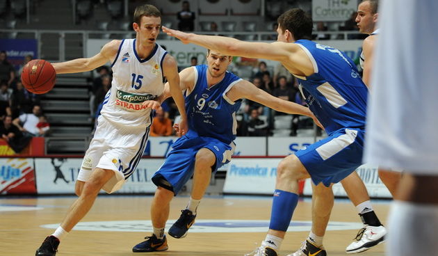 Zadar, 130413.
Dvorana Kresimira Cosica. 
5. kolo A1 kosarkaske lige za prvaka izmedju KK Zadar i KK Kvarner.
Na fotografiji: detalj s utakmice; Delas (15), Juricic (9).
Foto: Luka Gerlanc / CROPIX