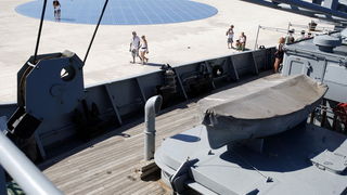 Zadar, 050810.
Brod Hrvatske ratne mornarice Andrija Mohorovcic na vezu u zadarskoj luci otvoren je za gradjane koji ga mogu razgledati, od 8 do 12 sati.
Foto: Jure Miskovic / CROPIX