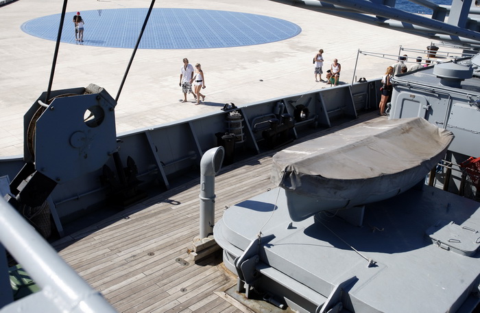 Zadar, 050810.
Brod Hrvatske ratne mornarice Andrija Mohorovcic na vezu u zadarskoj luci otvoren je za gradjane koji ga mogu razgledati, od 8 do 12 sati.
Foto: Jure Miskovic / CROPIX