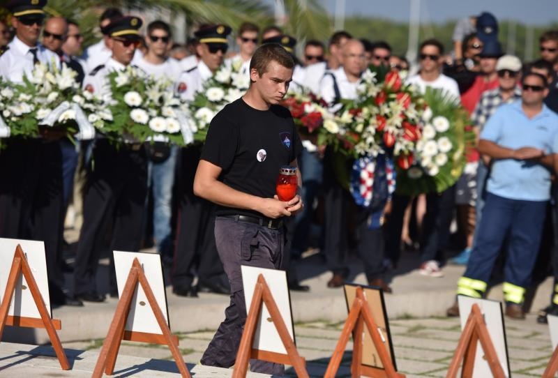 Vodice: Mimohodom vatrogasaca započelo obilježavanje 9. obljetnice kornatske tragedije. Photo: Hrvoje Jelavić/PIXSELL Vodice: Mimohodom vatrogasaca započelo obilježavanje 9. obljetnice kornatske tragedije. Photo: Hrvoje Jelavić/PIXSELL