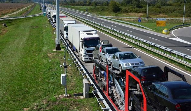 Bajakovo – Kamionske guzve na granicnom prijelazu Bajakovo iz sata u sat sve su vece. Dio prometa preusmjerava se kod Zupanje prema Brckom (BiH). Vozaci su nervozni, a neki cekaju vec danima. Vozaci tvrde da se u pojedinim kamionima roba pocela kvariti. P