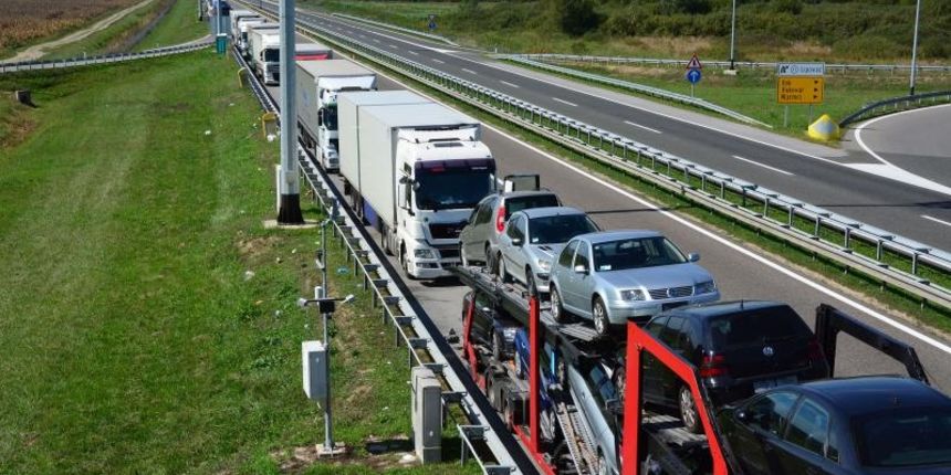 Bajakovo – Kamionske guzve na granicnom prijelazu Bajakovo iz sata u sat sve su vece. Dio prometa preusmjerava se kod Zupanje prema Brckom (BiH). Vozaci su nervozni, a neki cekaju vec danima. Vozaci tvrde da se u pojedinim kamionima roba pocela kvariti. P