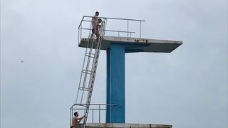 3, 2, 1: Trojica mladih Zadrana na Božić skočila sa skakaonice na bazenu 3, 2, 1: Trojica mladih Zadrana na Božić skočila sa skakaonice na bazenu