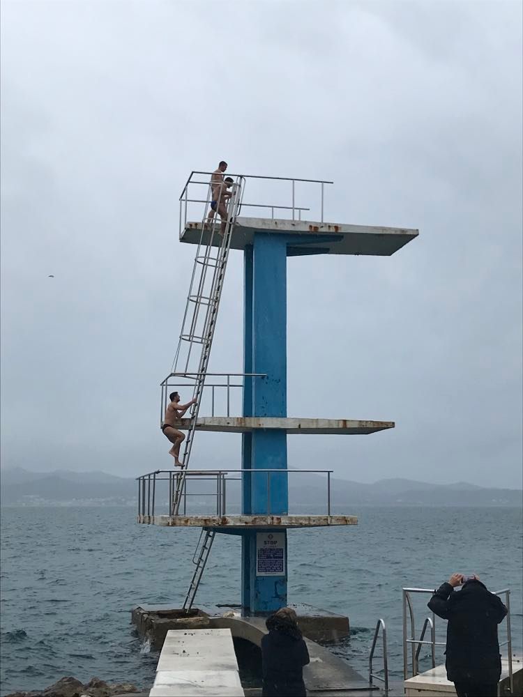 3, 2, 1: Trojica mladih Zadrana na Božić skočila sa skakaonice na bazenu 3, 2, 1: Trojica mladih Zadrana na Božić skočila sa skakaonice na bazenu