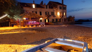 Vis 210812.
Otok Vis jedan je od najudaljenijih hrvatskih otoka koji broji nesto manje od 3 i pol tisuce stanovnika.No u vrijeme turisticke sezone otok postaje omiljena destinacija turistima od kojih je tradicionalno u kolovozu najvise Talijana.Vis ima bo