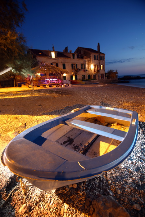Vis 210812.
Otok Vis jedan je od najudaljenijih hrvatskih otoka koji broji nesto manje od 3 i pol tisuce stanovnika.No u vrijeme turisticke sezone otok postaje omiljena destinacija turistima od kojih je tradicionalno u kolovozu najvise Talijana.Vis ima bo
