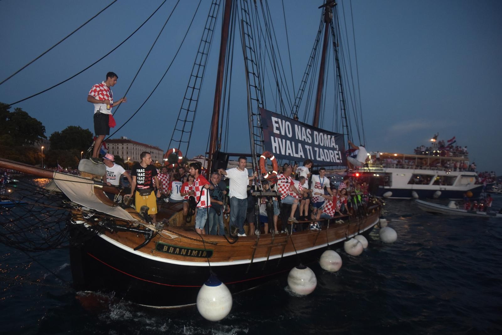 Svečani doček zadarskih Vatrenih: Jedrenjakom Branimir plovili od Gradskog mosta do gata na zadarskoj rivi