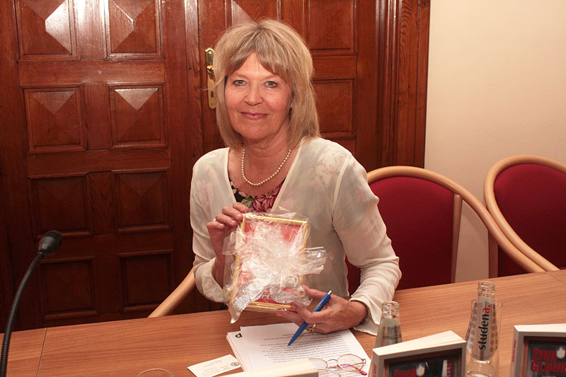 Julianne Eden Bušić predstavila novu knjigu “Živa glava”, Foto: Lucija Juravić Julianne Eden Bušić predstavila novu knjigu “Živa glava”, Foto: Lucija Juravić