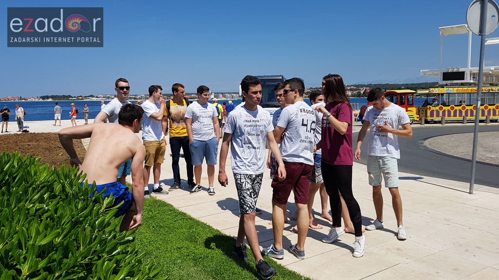 Ludijada maturanata na zadarskoj rivi