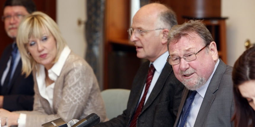 Zagreb, 250111. Sabor. Na sjednici Odbora za Ustav, Poslovnik i politicki sustav objavio se javni razgovor s prijavljenim kandidatima za izbor jednog suca Ustavnog suda Zoranom Piculjanom i Nevenkom Sernhorst, a na dnevnom redu su i prijedlog odluke o ras