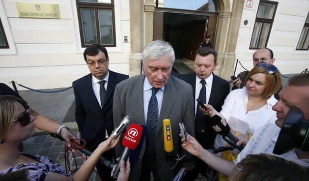 Zagreb, 280610.
Sastanak premijerke Jadranke Kosor sa koalicijskim partnerima u zgradi Vlade na trgu SV. Marka. 
Na slici: Damir Bajs, Josip Friscic i Bozidar Pankretic nakon sastanka.
Foto: Ranko Suvar / CROPIX