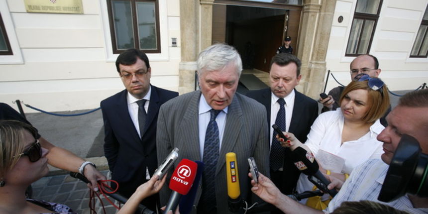 Zagreb, 280610.
Sastanak premijerke Jadranke Kosor sa koalicijskim partnerima u zgradi Vlade na trgu SV. Marka.
Na slici: Damir Bajs, Josip Friscic i Bozidar Pankretic nakon sastanka.
Foto: Ranko Suvar / CROPIX Zagreb, 280610.
Sastanak premijerke Jadranke Kosor sa koalicijskim partnerima u zgradi Vlade na trgu SV. Marka.
Na slici: Damir Bajs, Josip Friscic i Bozidar Pankretic nakon sastanka.
Foto: Ranko Suvar / CROPIX