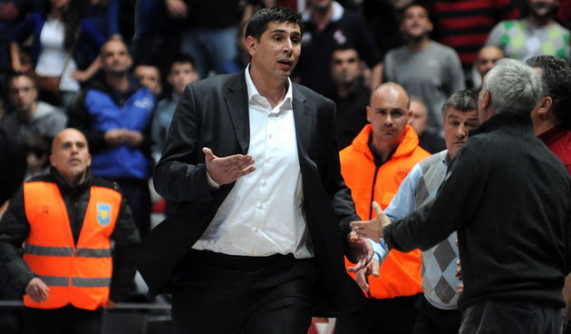 Zadar, 291211.
Dvorana na Visnjiku.
Kosarkaski Kup Kresimira Cosica.
Cetvrtfinale: Zadar – Cibona.
Na fotografiji: sportski direktor KK Cibona Niksa Prkacin nakon dosudjene druge i iskljucujuce tehnicke greske verbalno se, a umalo i fizicki sukobio s doma