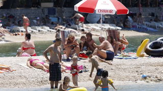 Makarska, 030711.
Prvi srpanjski vikend i prave ljetne vrucine doveli su veliki broj turista na Makarsku rivijeru. Plaze su prepune kupaca koji uzivaju u suncanju i kupanju.
Na slici: Kupaci na makarskoj plazi.
Foto: Ivo Ravlic / CROPIX Makarska, 030711.
Prvi srpanjski vikend i prave ljetne vrucine doveli su veliki broj turista na Makarsku rivijeru. Plaze su prepune kupaca koji uzivaju u suncanju i kupanju.
Na slici: Kupaci na makarskoj plazi.
Foto: Ivo Ravlic / CROPIX