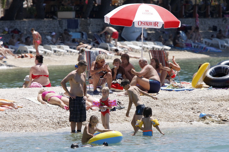 Makarska, 030711.
Prvi srpanjski vikend i prave ljetne vrucine doveli su veliki broj turista na Makarsku rivijeru. Plaze su prepune kupaca koji uzivaju u suncanju i kupanju.
Na slici: Kupaci na makarskoj plazi.
Foto: Ivo Ravlic / CROPIX Makarska, 030711.
Prvi srpanjski vikend i prave ljetne vrucine doveli su veliki broj turista na Makarsku rivijeru. Plaze su prepune kupaca koji uzivaju u suncanju i kupanju.
Na slici: Kupaci na makarskoj plazi.
Foto: Ivo Ravlic / CROPIX