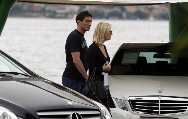 Biograd , 140510.
Danas je u Biogradu odrzana druga Porinova regata na kojoj je za ekipe brojnih diskografskih i medijskih kuca jedrilicarske sposobnosti pokazalo i vise javnih osoba. Na slici Mirza Dzomba i Belma Hodjic.
Foto: Jure Miskovic / CROPIX Biograd , 140510.
Danas je u Biogradu odrzana druga Porinova regata na kojoj je za ekipe brojnih diskografskih i medijskih kuca jedrilicarske sposobnosti pokazalo i vise javnih osoba. Na slici Mirza Dzomba i Belma Hodjic.
Foto: Jure Miskovic / CROPIX