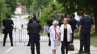 Srb: Uz Thompsonove pjesme prosvjednici ispred interventne policije protiv obljetnice Ustanka, Photo: Dino Stanin/PIXSELL