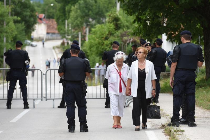 Srb: Uz Thompsonove pjesme prosvjednici ispred interventne policije protiv obljetnice Ustanka, Photo: Dino Stanin/PIXSELL