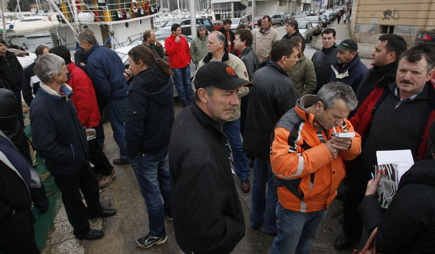 Zadar, 070111.
Ribari sa splitskog, sibenskog i zadarskog podrucja prosvjedovali su danas u Zadru protiv nebrige hrvatskih vlasti oko zakonske regulative vezane za ribarstvo te stete koju pricinjava ne proglasavanje gospodarskog pojasa do polovice Jadrana