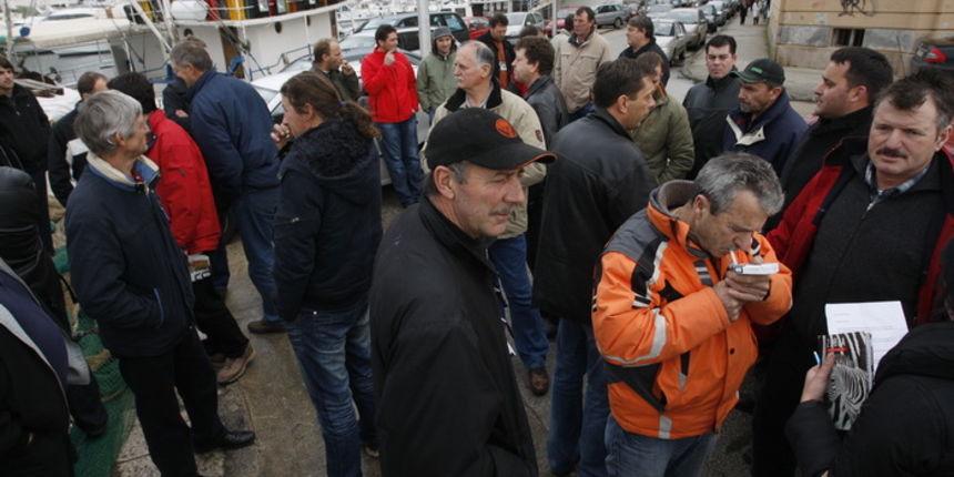 Zadar, 070111.
Ribari sa splitskog, sibenskog i zadarskog podrucja prosvjedovali su danas u Zadru protiv nebrige hrvatskih vlasti oko zakonske regulative vezane za ribarstvo te stete koju pricinjava ne proglasavanje gospodarskog pojasa do polovice Jadrana Zadar, 070111.
Ribari sa splitskog, sibenskog i zadarskog podrucja prosvjedovali su danas u Zadru protiv nebrige hrvatskih vlasti oko zakonske regulative vezane za ribarstvo te stete koju pricinjava ne proglasavanje gospodarskog pojasa do polovice Jadrana