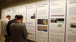 Zadar, 180413.
Providurova palaca, koncertna dvorana.
Zavod za prostorno uredjenje Zadarske zupanije priredio je izlozbu pod nazivom Prostori su djelovanja – 20 godina planiranja Zadarske zupanije.
Izlozba je to koja prikazuje 20 i vise godina rada na Zadar, 180413.
Providurova palaca, koncertna dvorana.
Zavod za prostorno uredjenje Zadarske zupanije priredio je izlozbu pod nazivom Prostori su djelovanja – 20 godina planiranja Zadarske zupanije.
Izlozba je to koja prikazuje 20 i vise godina rada na