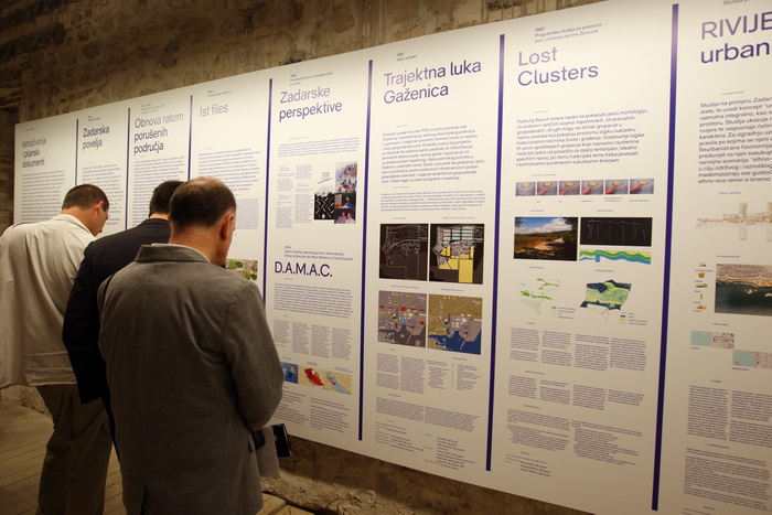 Zadar, 180413.
Providurova palaca, koncertna dvorana.
Zavod za prostorno uredjenje Zadarske zupanije priredio je izlozbu pod nazivom Prostori su djelovanja – 20 godina planiranja Zadarske zupanije.
Izlozba je to koja prikazuje 20 i vise godina rada na Zadar, 180413.
Providurova palaca, koncertna dvorana.
Zavod za prostorno uredjenje Zadarske zupanije priredio je izlozbu pod nazivom Prostori su djelovanja – 20 godina planiranja Zadarske zupanije.
Izlozba je to koja prikazuje 20 i vise godina rada na