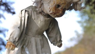 Zadar, 021111
Uz cestu koja vodi od Zadra prema Razancu moze se vidjeti jedan od sigurno najneobicnijih vinograda na svijetu. Umjesto uobicajenih strasila, vinograd cuvaju ogromni plisani medvjedi , lutke, barbike i raznorazne druge igracke i predmeti.
Fo Zadar, 021111
Uz cestu koja vodi od Zadra prema Razancu moze se vidjeti jedan od sigurno najneobicnijih vinograda na svijetu. Umjesto uobicajenih strasila, vinograd cuvaju ogromni plisani medvjedi , lutke, barbike i raznorazne druge igracke i predmeti.
Fo