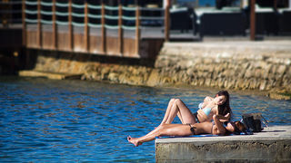 Kupanje na plaži Kolovare 8. listopada (foto:Saša Čuka)