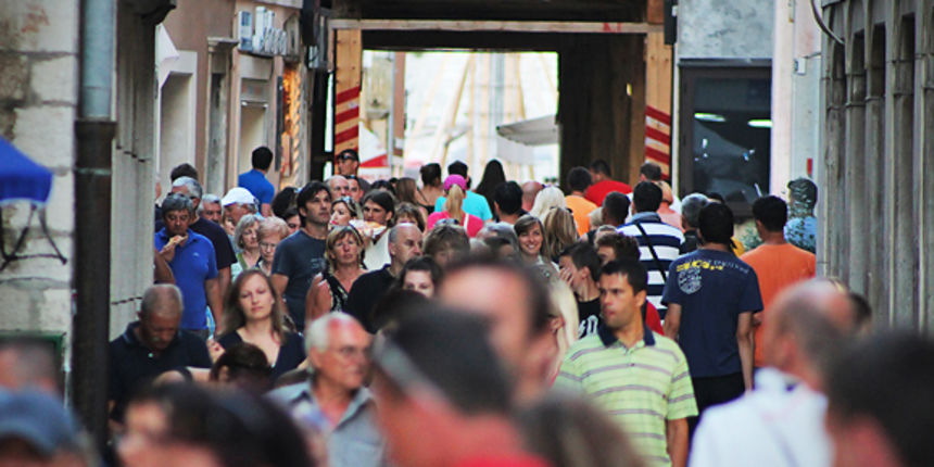 Đir po gradu 25. srpnja 2011.ljudi, guzva, ulica (foto:Saša Čuka) Đir po gradu 25. srpnja 2011.ljudi, guzva, ulica (foto:Saša Čuka)
