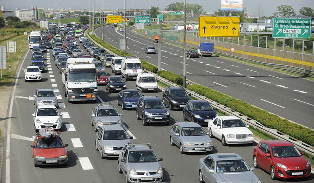 Zagreb, 210612.
Naplatne kucice Lucko.
Pocetak produzenog vikenda izazvao je velike guzve na naplatnim kucicama Lucko u smjeru mora. Mnogobrojni gradjani odlucili su pobjeci iz grada i vrucine.
Na slici: guzva na naplatnim kucicama Lucko.
Foto: Damir Kraj