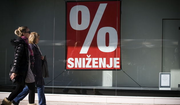 Split, 271212.
Zajedno sa bozicnim blagdanima u trgovine su stigla i snizenja kojima trgovci nastoje privuci nesto veci broj kupaca.
Na slici: Bozicni popusti u splitskim ducanima.
Foto: Ante Cizmic / CROPIX