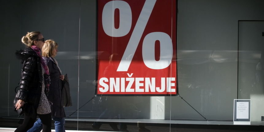 Split, 271212.
Zajedno sa bozicnim blagdanima u trgovine su stigla i snizenja kojima trgovci nastoje privuci nesto veci broj kupaca.
Na slici: Bozicni popusti u splitskim ducanima.
Foto: Ante Cizmic / CROPIX Split, 271212.
Zajedno sa bozicnim blagdanima u trgovine su stigla i snizenja kojima trgovci nastoje privuci nesto veci broj kupaca.
Na slici: Bozicni popusti u splitskim ducanima.
Foto: Ante Cizmic / CROPIX