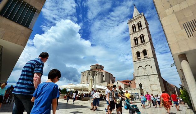 Đir po gradu, 22. srpnja 2014., Turisti u šetnji, Kalelarga, zvonik, ljeto