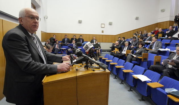 Zadar, 110211. U velikoj Gradskoj vijecnici odrzana je sjednica Gradskog vijeca. Na slici : gradonacelnik Zvonimir Vrancic Foto : Vladimir Ivanov / CROPIX