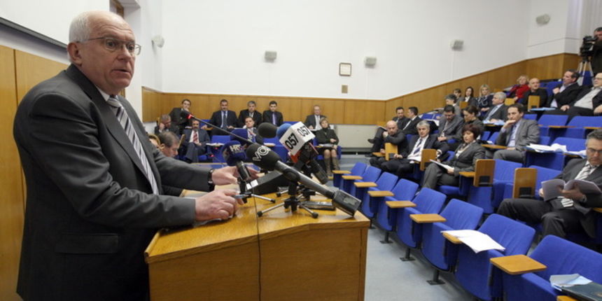 Zadar, 110211. U velikoj Gradskoj vijecnici odrzana je sjednica Gradskog vijeca. Na slici : gradonacelnik Zvonimir Vrancic Foto : Vladimir Ivanov / CROPIX Zadar, 110211. U velikoj Gradskoj vijecnici odrzana je sjednica Gradskog vijeca. Na slici : gradonacelnik Zvonimir Vrancic Foto : Vladimir Ivanov / CROPIX