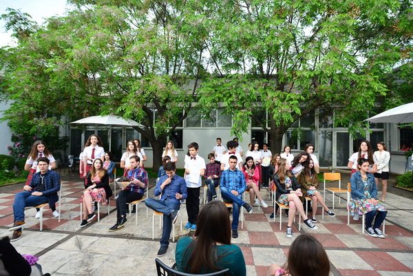 Kazališna udruga “Igrajmo se” predstavila je dramsku igru “Coffee to go” u atriju Gradske knjižnice Zadar