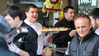 Zadar, 221212.
Predblagdansko subotnje jutro na zadarskom Poluotoku bilo je bogato raznim dogadjanjima. Na Kalelargi je Grad Zadar i udruga Svjetlo, u suradnji s brojnim zadarskim ugostiteljima organizirao bakalarijadu na kojoj se za 10kn mogao kupiti tan Zadar, 221212.
Predblagdansko subotnje jutro na zadarskom Poluotoku bilo je bogato raznim dogadjanjima. Na Kalelargi je Grad Zadar i udruga Svjetlo, u suradnji s brojnim zadarskim ugostiteljima organizirao bakalarijadu na kojoj se za 10kn mogao kupiti tan