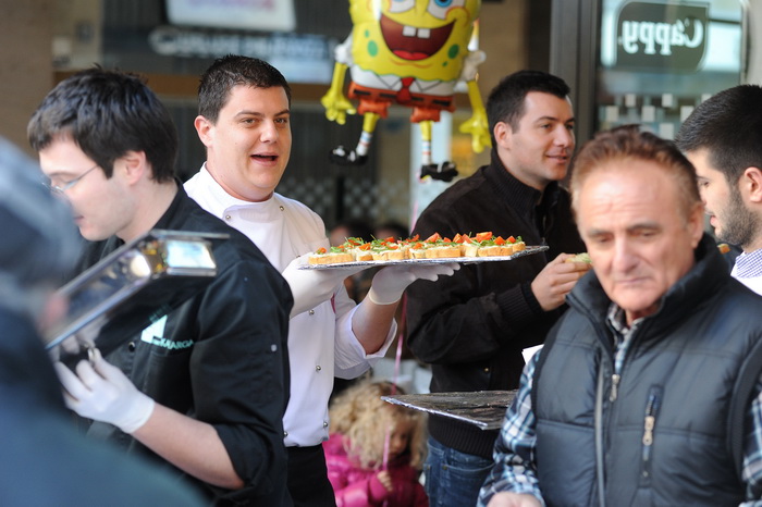 Zadar, 221212.
Predblagdansko subotnje jutro na zadarskom Poluotoku bilo je bogato raznim dogadjanjima. Na Kalelargi je Grad Zadar i udruga Svjetlo, u suradnji s brojnim zadarskim ugostiteljima organizirao bakalarijadu na kojoj se za 10kn mogao kupiti tan Zadar, 221212.
Predblagdansko subotnje jutro na zadarskom Poluotoku bilo je bogato raznim dogadjanjima. Na Kalelargi je Grad Zadar i udruga Svjetlo, u suradnji s brojnim zadarskim ugostiteljima organizirao bakalarijadu na kojoj se za 10kn mogao kupiti tan