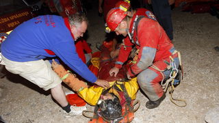 Gracac, 170711.
Speleologu Tomislavu V. (37) koji je s kolegom u nedjelju istrazivao jamu Kita Gacesina kod Gracaca je pozlilo te je pao u, kako se doznaje, dijabeticku komu koja ga je uhvatila u snu. Ostao je lezati na 362 metra dubine. Rijec je o muskar Gracac, 170711.
Speleologu Tomislavu V. (37) koji je s kolegom u nedjelju istrazivao jamu Kita Gacesina kod Gracaca je pozlilo te je pao u, kako se doznaje, dijabeticku komu koja ga je uhvatila u snu. Ostao je lezati na 362 metra dubine. Rijec je o muskar