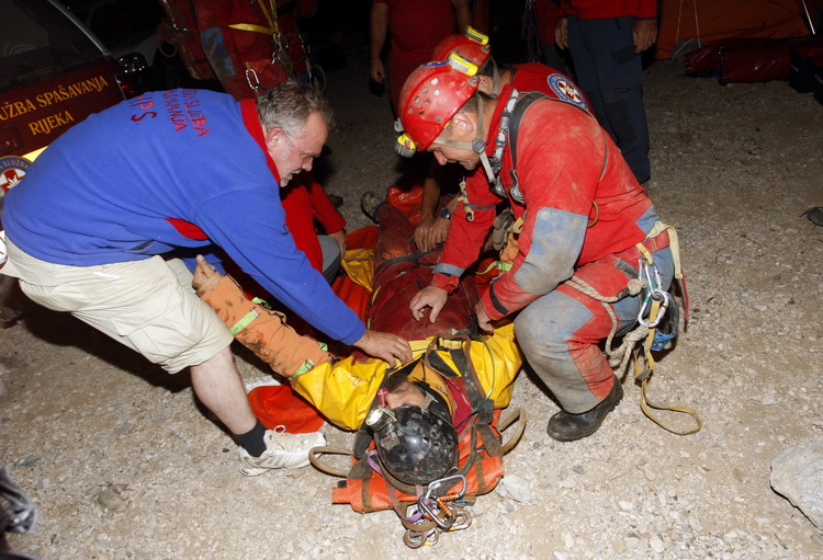 Gracac, 170711.
Speleologu Tomislavu V. (37) koji je s kolegom u nedjelju istrazivao jamu Kita Gacesina kod Gracaca je pozlilo te je pao u, kako se doznaje, dijabeticku komu koja ga je uhvatila u snu. Ostao je lezati na 362 metra dubine. Rijec je o muskar Gracac, 170711.
Speleologu Tomislavu V. (37) koji je s kolegom u nedjelju istrazivao jamu Kita Gacesina kod Gracaca je pozlilo te je pao u, kako se doznaje, dijabeticku komu koja ga je uhvatila u snu. Ostao je lezati na 362 metra dubine. Rijec je o muskar