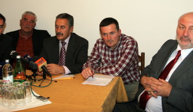 Zadar, 221209.
Hotel Porto.
Osnivacka skupstina SDSS-a (Samostalna Demokratska Srpska Stranka) u Zadru.
Za predsjednika je izabran Veselko Cakic (drugi slijeva).
Podpredsjednik SDSS-a Milorad Pupovac (prvi slijeva) najavio je ostvarenje prava Srba i u Zad