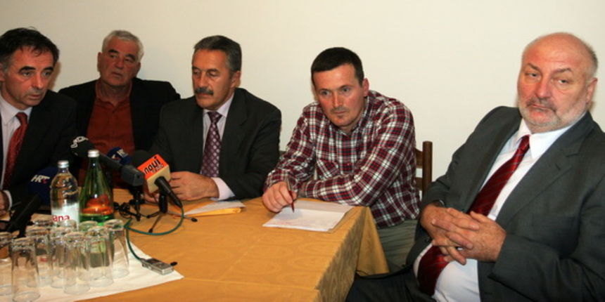 Zadar, 221209.
Hotel Porto.
Osnivacka skupstina SDSS-a (Samostalna Demokratska Srpska Stranka) u Zadru.
Za predsjednika je izabran Veselko Cakic (drugi slijeva).
Podpredsjednik SDSS-a Milorad Pupovac (prvi slijeva) najavio je ostvarenje prava Srba i u Zad