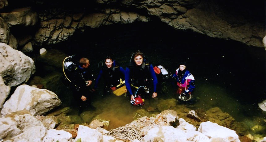 “Zrmanjina suza”: 15 godina od prve međunarodne speleoronilačke ekspedicije “Zrmanjina suza”: 15 godina od prve međunarodne speleoronilačke ekspedicije