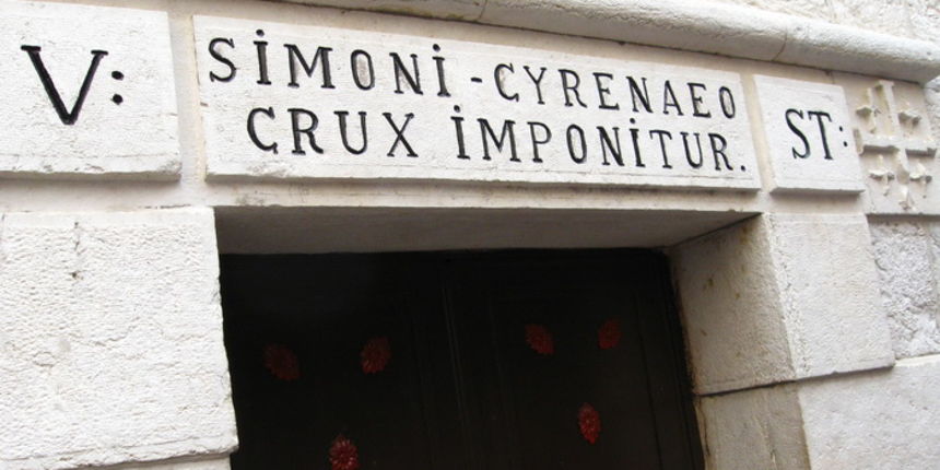 Jeruzalem, 081010.Reportaza iz Jeruzalema svetog grada u Izraelu.Na slici: peta stanica Isusovog kriznog puta gdje mu pomaze Simun Cirenac nositi kriz.Foto: Drago Sopta / CROPIX