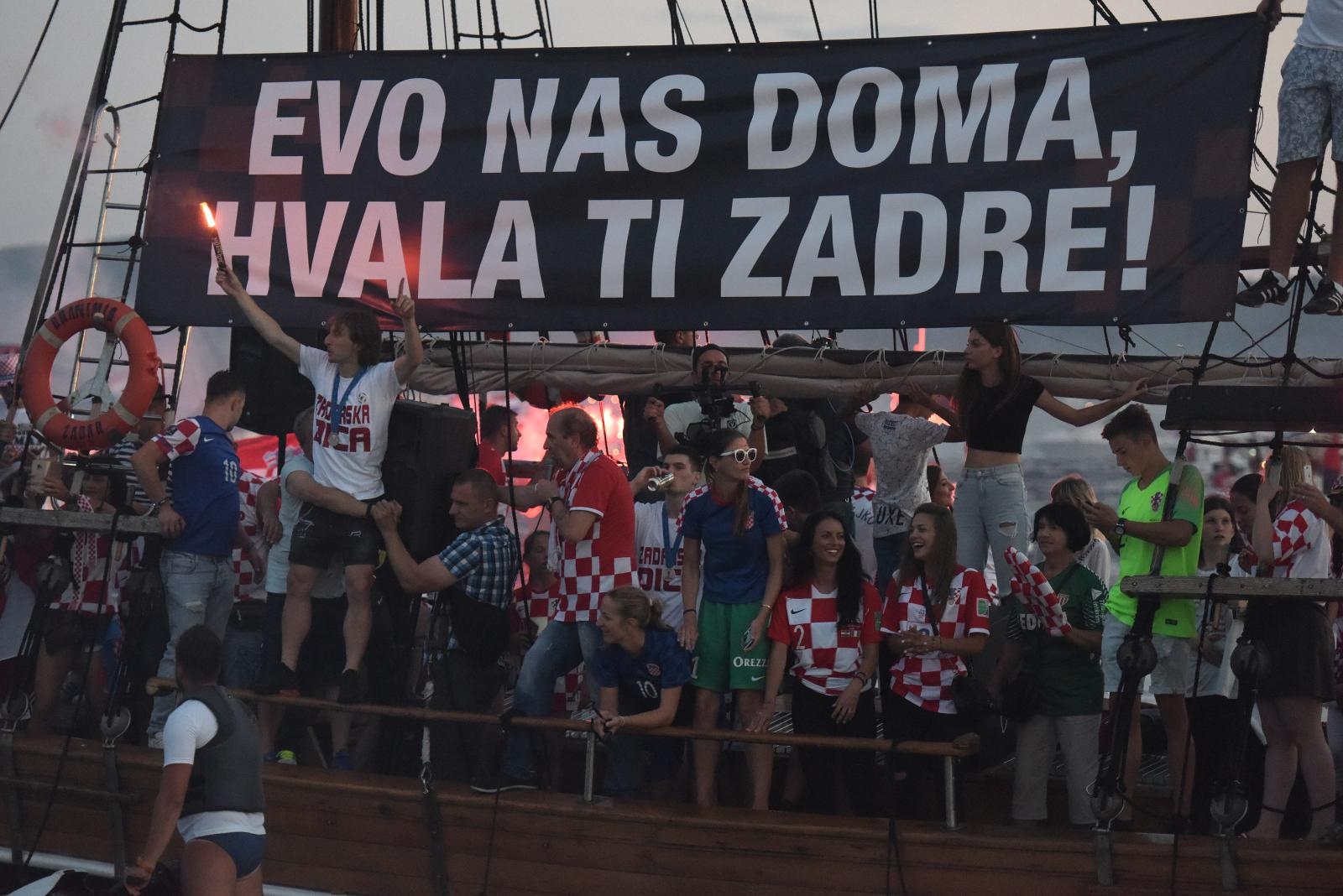 Svečani doček zadarskih Vatrenih: Jedrenjakom Branimir plovili od Gradskog mosta do gata na zadarskoj rivi