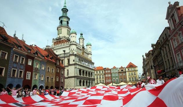 10.06.2012., Poznan, Poljska – Hrvatski navijaci u povoljnijem aranzmanu putovanja u sklopu kluba navijaca ‘Uvijek vjerni’ uputili su se na utakmicu u Poljsku u grad Poznanj gdje Hrvatska igra prvu utakmicu na Euru 2012 sa Irskom.